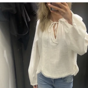 Zara blus - Säljer nu min blus från zara, jätte fin men har flera liknande💕är i storlek M o jag brukar vanligtvis ha storlek s 
