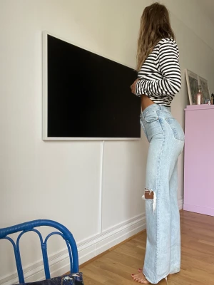 Håliga jeans - Dösnygga jeans med hål vid knäna. I gott skick förutom en liten svag fläck vid baksida vad + vid slutet av vänster ben. Inget man ser!🌸