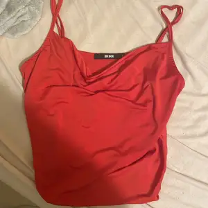 Ett rött fint linne från bikbok. Säljs då den inte kommer till användning. Sista bilden är lånad och visar hur tröjan ser ut ungefär på.