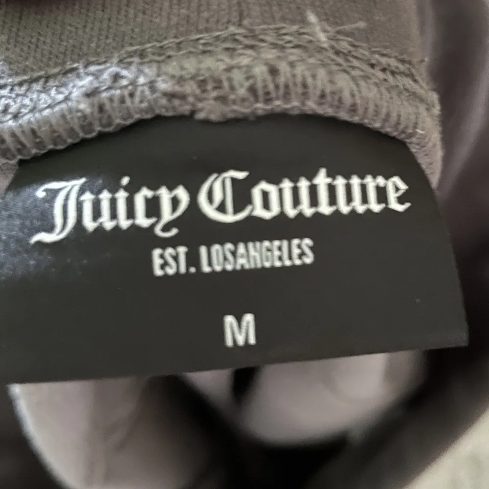Säljer dessa gråa Juicy Couture byxorna då dom inte kommer till användning längre, de är använda ett fåtal gånger ❣️. Jeans & Byxor.