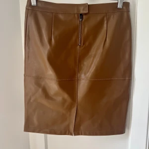 ”Skinn”kjol - "Skinn"kjol från VILA   🍓 Storlek: M  🍓 Material: PU-läder 🍓 Skick: Inget att anmärka  