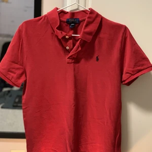 Ralph Lauren Piké - Nypris är 1100 kr. Tröjan är i ett mycket fint skick och är inte använd mycket