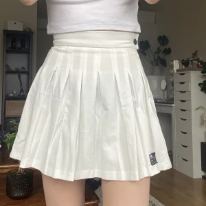 Tenniskjol Berskha  - Tryck gärna på ”köp nu” för billig o språbarfrakt 🥰 Super gullig vit tenniskjol från Berskha. Använd typ en gång så i perfekt skick. Säljer då den tyvärr har blivit för liten för mig :( Jag på bilden är ca 68cm runt midjan där kjolen sitter 🤍
