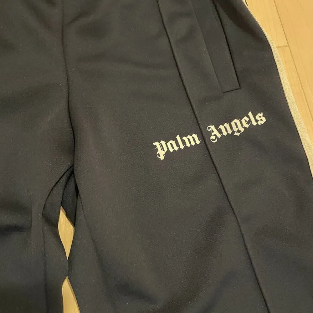 Hej säljer mina Palm Angels byxor svart dom är i ny skick . Jeans & Byxor.