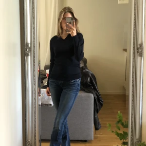 Ylle tröja från zara - Super mysig mörkblå ylle tröja köpt på zara, perfekt att dra över något när det blir lite kyligt