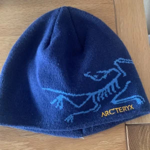 Arcteryx mössa - Bra att ha inför hösten och vintern  säljer då den inte kommer till användning och är ganska stor för mig Pris kan diskuteras vid snabb affär