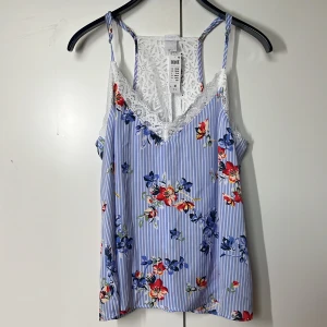 Nattlinne Lindex  - Helt nytt nattlinne från Lindex med lappen på (syns på första bilden). Säljs då det tyvärr är för stort för mig. Luftigt material och perfekt till sommaren. Nypris: 129 kr Storlek: M