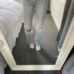 Ljusblå jeans i stl 36   - Ljusblå jeans från zara. Knappt använda och mycket fint skick. Hål i knäna. Stl 36, passar mig som är 167👽