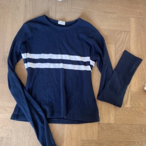 Blå och vit randig tröja - Blå och vit randig långärmad tröja från John galt/ Brandy Melville 💗bra skick och mjukt material. Använd gärna köp nu funktionen❣️