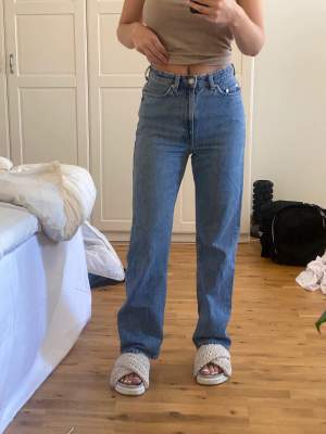 Superfina jeans i bra skick från weekday. Modellen heter Rowe, i storlek 25/30. Jag är 163 för referens.