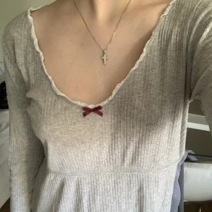 Grå odd molly topp - Jätte söt grå topp från odd molly, sparsamt använd och den är i gott skick.