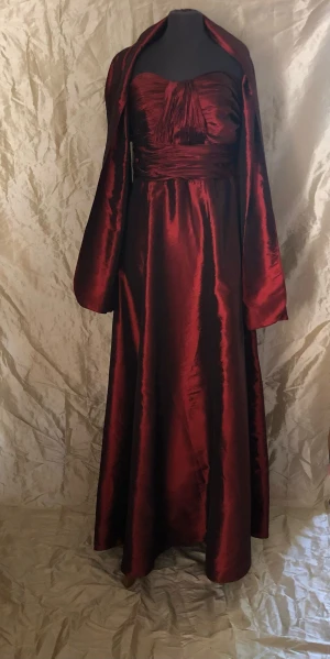 Festklänning - Helt oanvänd balklänning i taft med tillhörande sjal.