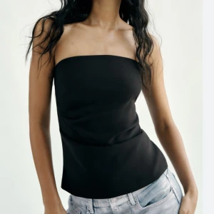 Svart topp ZARA - Helt ny topp från zara. Aldrig använt, har lappen kvar. Denna är slutsåld på zara, så det är sista chansen. Toppen ger en ⏳form😍