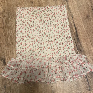Kjol från Bikbok - Säljer då den är förstor, endast använt 1 gång💕