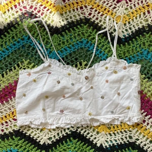 Crop top  - Zara croptop/BHtop med broderade pärlor och diamantstenar i formen av blommor 