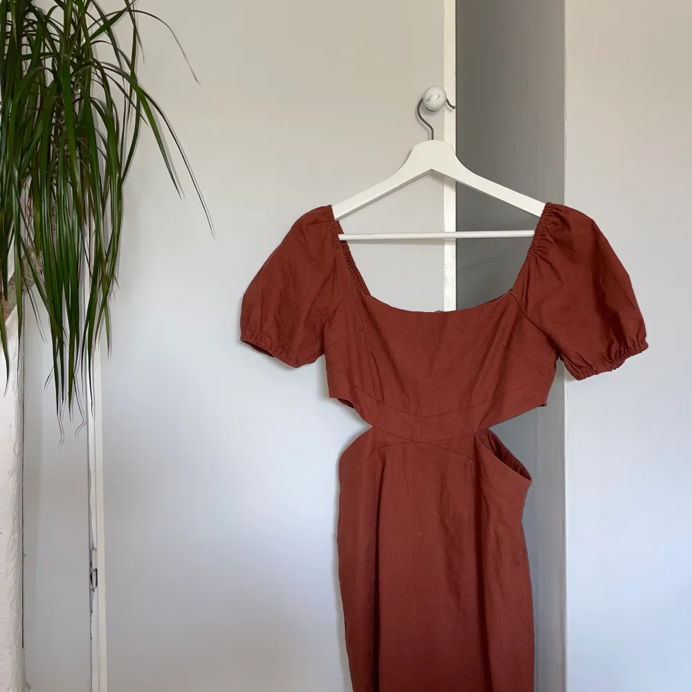 Rödbrun klänning med cutouts vid midjan. Endast använd en gång, storlek 8 (sitter som s) från Ruby Sees, en liten butik i Australien🤎. Klänningar.