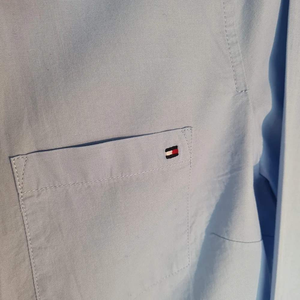 Nyt sljorta strl L från Tommy Hilfiger ljusblå färg . Paidat.