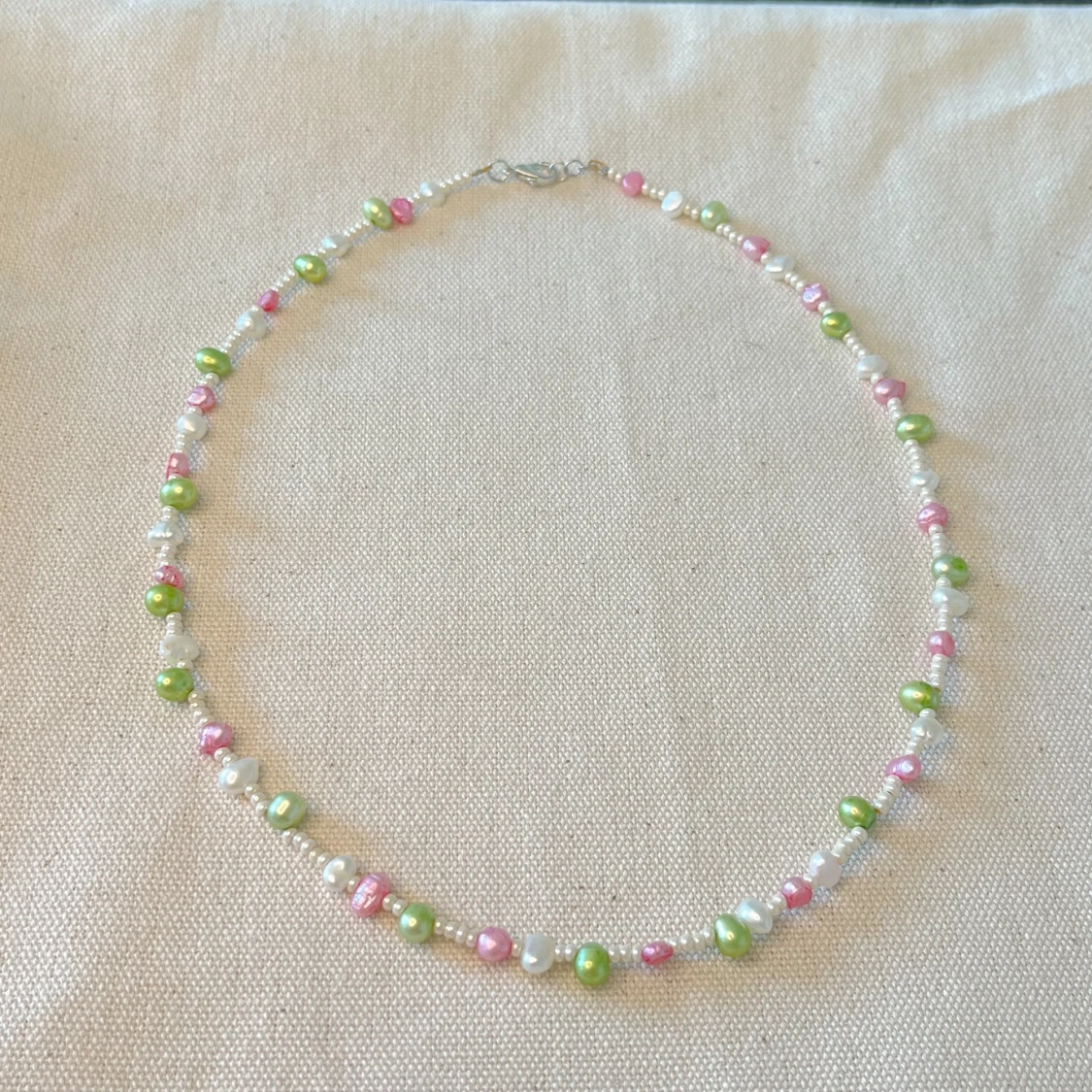 Rosa/grönt pärlhalsband