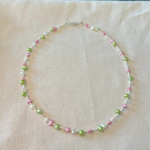 Rosa/grönt pärlhalsband  - Superfint handgjort pärlhalsband i rosa vit och grön!🌿 längd: ca 49 cm 