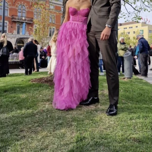 For love and lemons balklänning - Säljer min superfina balklänning då jag inte kommer få användning för den något mer. Klänningen är endast använd en gång och är i bra skick. Inköpspris 4500 kr och säljer för 3000. Skriv för fler bilder eller om du har några frågor 🩷