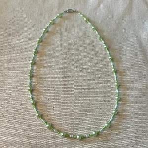 Grönt pärlhalsband🌿 - Superfint handgjort grönt och vitt pärlhalsband!🌿 längd: ca 49cm 