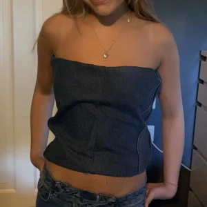 Jeans topp  - Säljer denna coola jeans topp med en snygg knytning där bak. Perfekt till sommaren💛💛💛