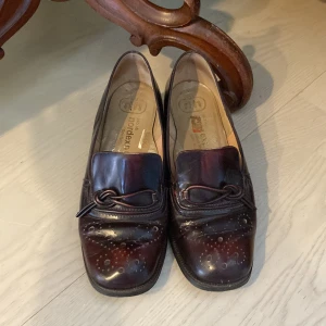 Vintage/retro skor!! - Unika!!! och i ganska bra skick. Sköna men tyvärr för små för mig. Jag har storlek 38-39, men kan passa en mindre 38. De är äkta retro, 60-tal!💫