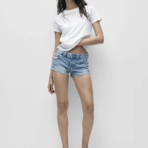Jeans shorts  - Helt oanvända low waist jeans shorts från zalando. Lappen finns kvar och allting🌟