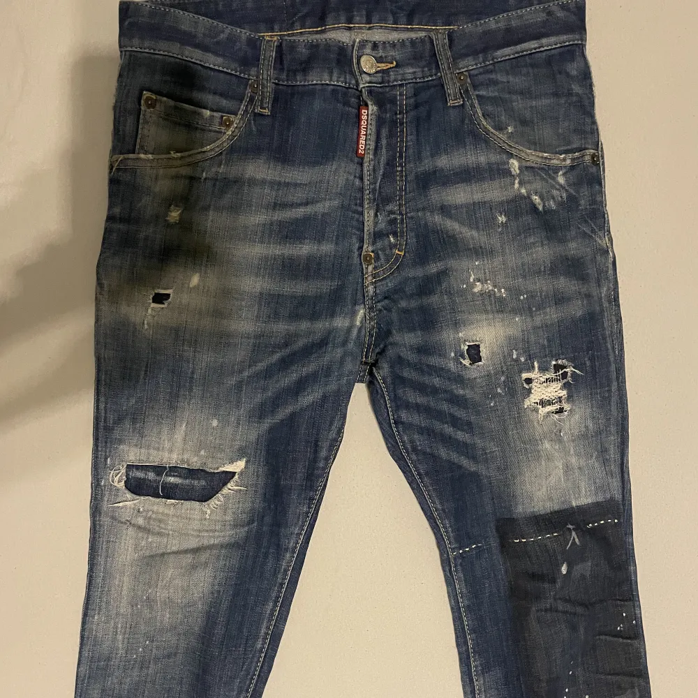 Säljer mina dsquared2 jeans då jag inte kan använda jeansen längre pga storleken. (Limited edition från farfetch)  Säljs för 1000kr, priset kan varieras! Storlek 46 (M)  Frakt ingår men priset blir dyrare.. Jeans & Byxor.