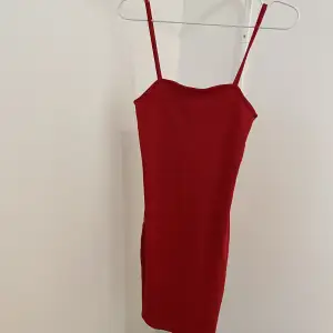 Röd kort bodycon klänning från Amisu (New yorker) Fint skick🤍