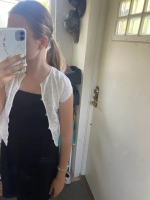 Söt Bolero - Super söt bolero från Hm i storlek 32, säljes pågrund av att den är för liten för mig. 