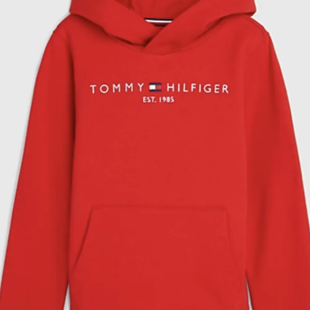 Säljer denna röda Tommy hilfiger hoodie då den aldrig kommer till användning, storlek small, toppen kvalitet och super snygg nu till sommaren. Hoodies.