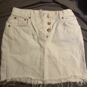 Vit jeanskjol - Kort vit jeanskjol från nakd, använd endast fåtal gånger, köpare atår för frakt