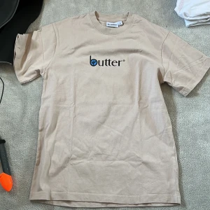 Butter tshirt - Bra kvalitet tshirt köpt på yunkjard. Köparen står för frakt.