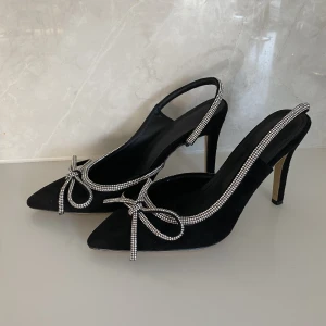 Festskor - Säljer ett par jättesnygga klackar. Köpte de av en annan tjej på plick och chansade med storleken eftersom de är så fina. Jag har vanligtvis storlek 38, så 39 var förstora. Är verkligen avundsjuk på den person som kommer kunna ha dem.🥺💗