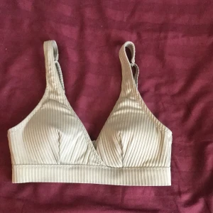 Bikiniöverdel - En grön bikiniöverdel i strl xs som säljes för att den tyvärr är förliten. 