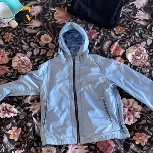 Moncler  -  Tjenare, säljer denna feta sommar/vår jacka då jag köpte den men var tyvärr förliten. Jackan är vändbar så man kan säga att man får två jackor av priset av 1. Köpt från Haiendo Cond: 8/10 den har något litet märke men inga större skador, Size 2 (s/m)
