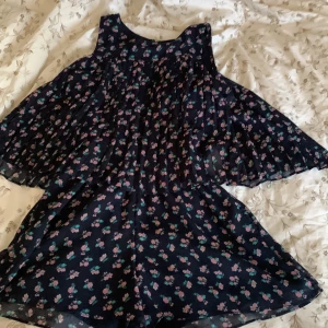 Byxdress  - Blommor,mörk blå,rosa,grön/turkos