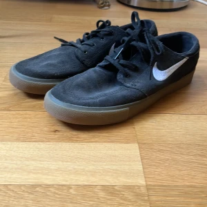 Nike skor - Säljer dessa NIKE SB ZOOM STEFAN JANOSKI RM som nästan aldrig kommit till användning och är därför i nyskick. Köptes på Junkyard i Stockholm för ca 1 år sedan för ca 900 och säljer de för endast 600! Storlek 44,5 men passar även 44 och 45 skulle jag säga.
