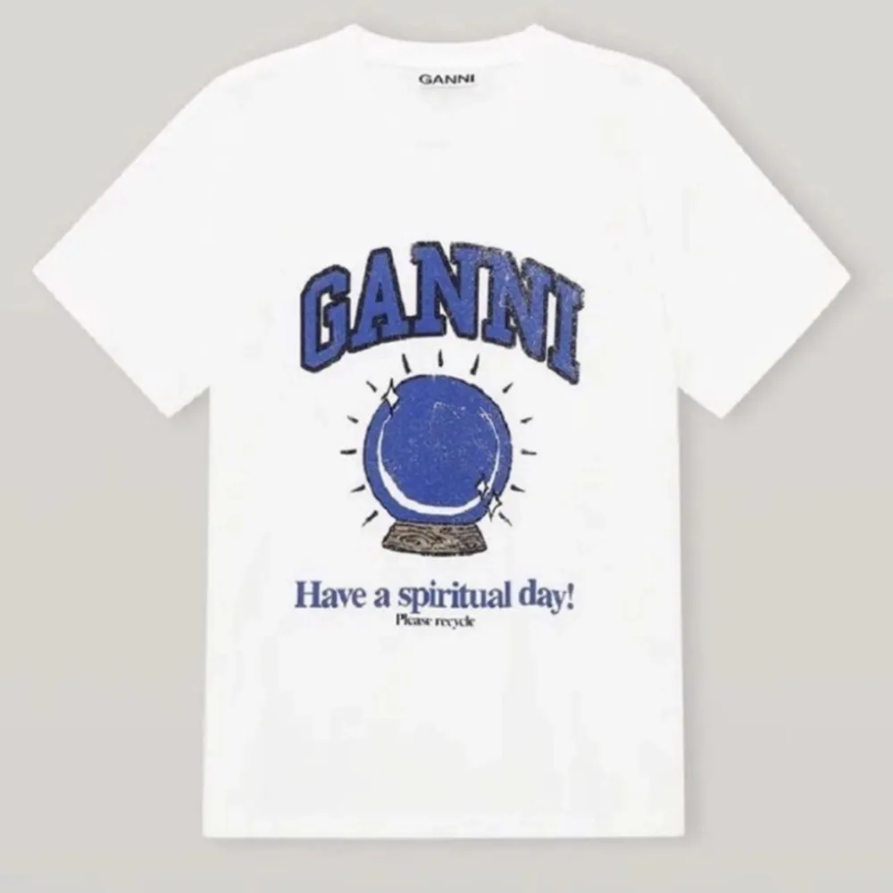 Nyköpt Ganni tröja som jag säljer eftersom jag råkade köpa två stycken. Jätte fin till sommaren och går att matcha med nästan allt❤️🤗🤗. T-shirts.