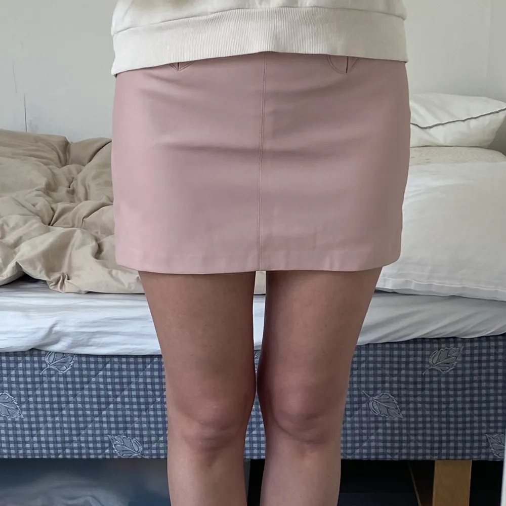 Puderrosa kjol i faux skinn från Zara. Kjolar.