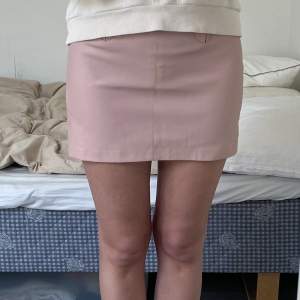 Puderrosa kjol i faux skinn från Zara