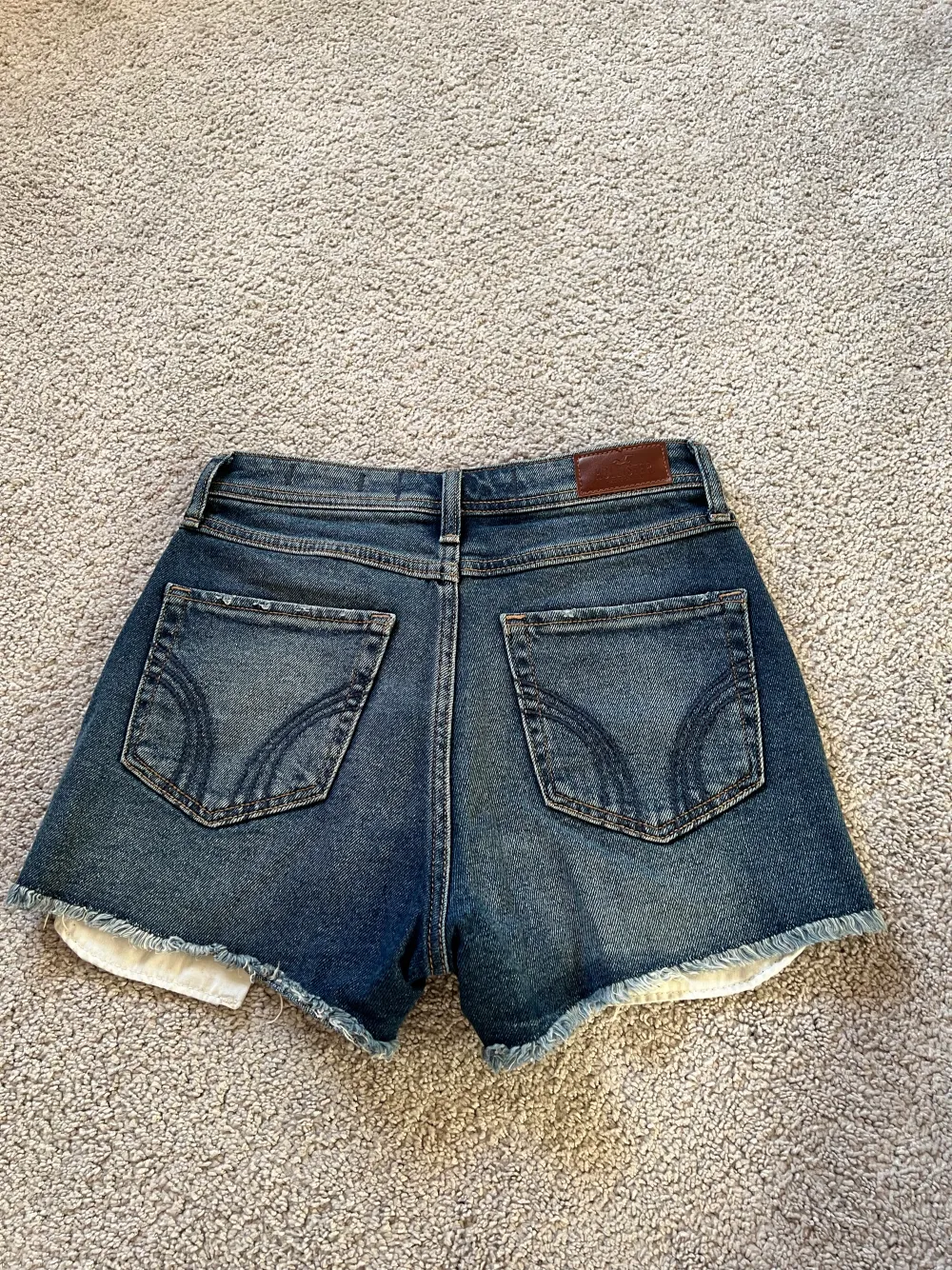Blåa jeanshorts från hollister💕 Inte använda så mycket och är i storlek 24 i midjan, dvs xs. Shorts.