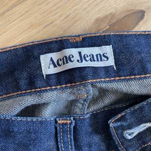 Jeans från Acne, slim/bootcut. Storlek 31/32. Säljer för 400 kr. Budgivning om fler vill ha! 