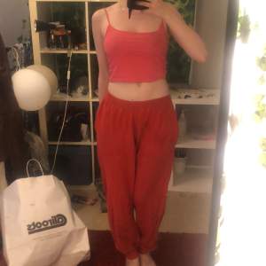 Red sweatpants, perfect for winter. Strong fabric. Sadly no tag so the size is unknown.