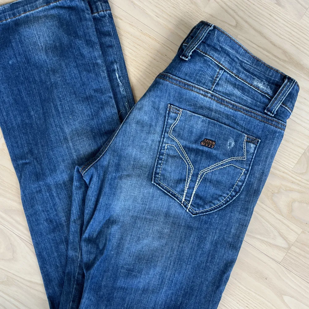 Lågmidjade jeans från miss sixty i stl S. Midja 39 cm, längd 100 cm.   Mycket bra skick, inga defekter. . Jeans & Byxor.