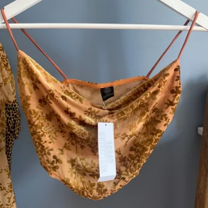 Urban outfitters topp storlek XS - Jättefin topp i strl XS från urban outfitters! tycker den är supersöt men har tyvärr aldrig kommit till användning för mig 🧡 hoppas den kan hitta ett nytt hem! 🧡kan gå ned i pris vid snabb affär. nypris 350kr 