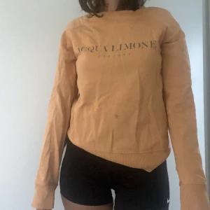 Aqua lemone tröja - Nypris 1099kr Säljer för 350, pris kan dock diskuteras☺️