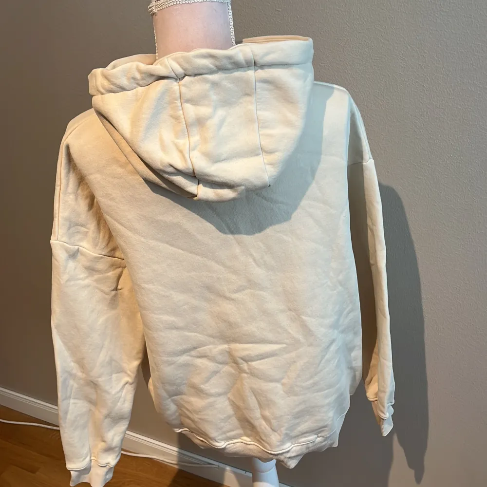En super fin beige hoodie från Nelly som är använd fåtal gånger. Ganska mjuk innut i. Frakt kostar 89kr!!. Tröjor & Koftor.