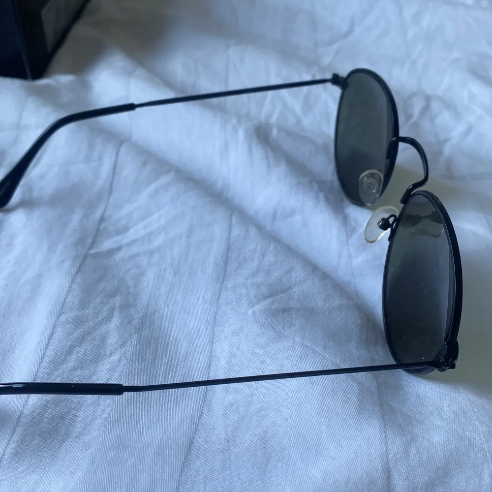 Solglasögon i bra skick som ej kommer till användning längre. Säljer för 50kr st eller 75kr för båda.. Accessoarer.